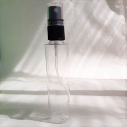 Plastová fľaštička číra s čiernym rozprašovačom, 60 ml